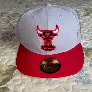 New Era Bulls HWC BC 2 Tone grey/red Sz. 7 1/4 Hat